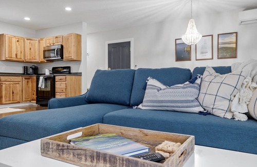 Meredith Apartamento | Luxurious and Sunny Apt at Main Street, Meredith