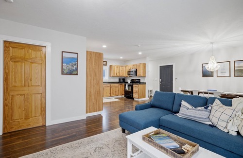 Meredith Apartamento | Luxurious and Sunny Apt at Main Street, Meredith