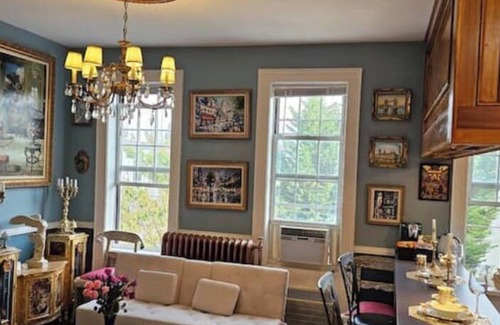 Queens Casa | Luxurious Apartment at Colonial Townhouse