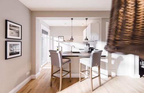 Loddin Apartamento | Apartamentos de lujo con todos los días. Limpieza, chimenea, vistas de agua, ropa de cama incluida.