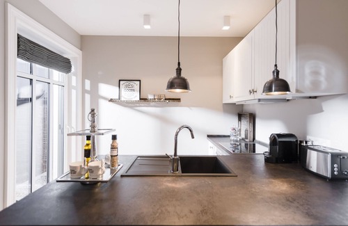 Loddin Apartamento | Apartamentos de lujo con todos los días. Limpieza, chimenea, vistas de agua, ropa de cama incluida.