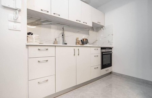 Mea She'arim Condominio | Luxurious Apt with Private Heated Pool City Center