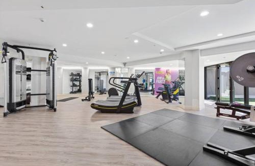 Takapuna Apartamento | Luxurious Apt with Rooftop Pool Gym Tennis Carpark
