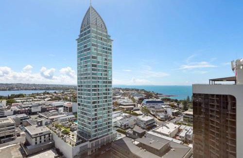 Takapuna Apartamento | Luxurious Apt with Rooftop Pool Gym Tennis Carpark
