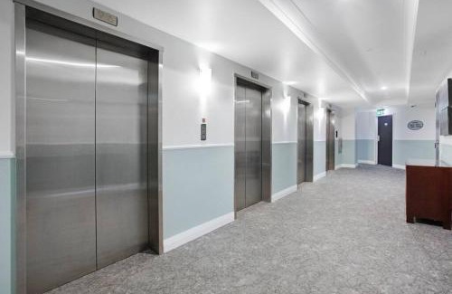 Takapuna Apartamento | Luxurious Apt with Rooftop Pool Gym Tennis Carpark