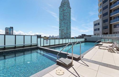 Takapuna Apartamento | Luxurious Apt with Rooftop Pool Gym Tennis Carpark