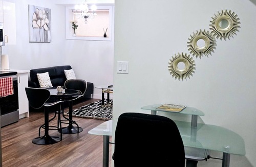 Southwest Edmonton Casa | Luxurious basement suite