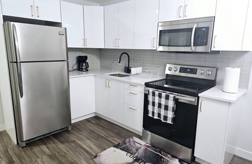 Southwest Edmonton Casa | Luxurious basement suite