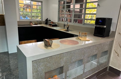Vista Linda Casa | casa de playa de lujo con piscina. alto nivel condominio Hanga Roa