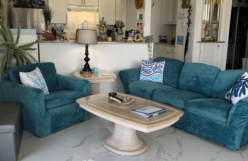 Discovery Bay Condominio | Luxurious Beachfront Condo with Breath Taking Ocean, Beach and Garden Views.