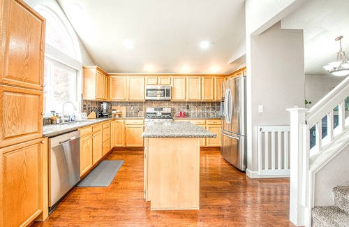 Raisin Casa | Luxurious Beautiful Home in Clovis with Pool