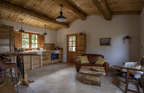 Lecci Casa | OVEJA DE LUJO **** en Stone (2019) Piscina climatizada. Calma y vista a la montaña.