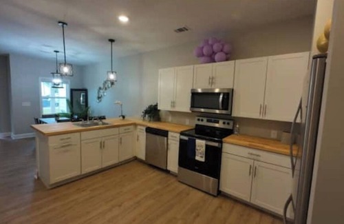 Jonesboro Apartamento | Luxurious Brand-New 1BR Apartment – Modern and Open floor plan with fire pit!