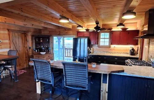 Newport Cabina | Luxurious cabin, mountain views near the Smokies! Pet and family friendly!