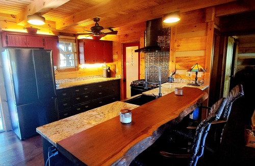 Newport Cabina | Luxurious cabin, mountain views near the Smokies! Pet and family friendly!