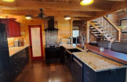 Newport Cabina | Luxurious cabin, mountain views near the Smokies! Pet and family friendly!
