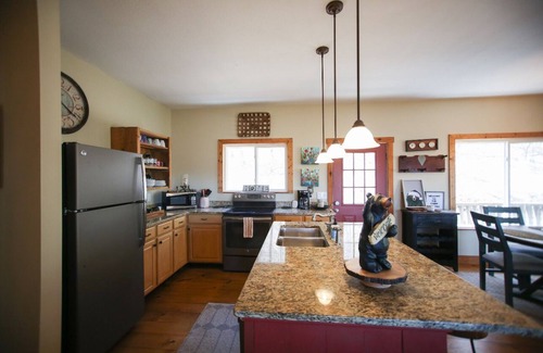 Sky Valley Cabina | Luxurious Cabin with Stunning Mountain Views and Outdoor Fireplace in Sky Valley