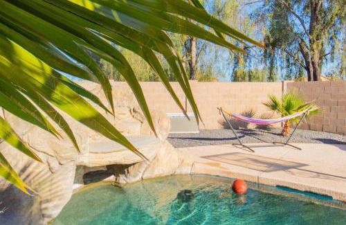 Tamaron Casa | Luxurious Casa Grande Family Retreat: 5 Bedrooms, Heated Salt water Pool, Mini Golf, and More! Ideal for Groups and Making Lasting Memories.