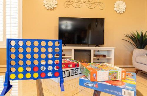 Tamaron Casa | Luxurious Casa Grande Family Retreat: 5 Bedrooms, Heated Salt water Pool, Mini Golf, and More! Ideal for Groups and Making Lasting Memories.