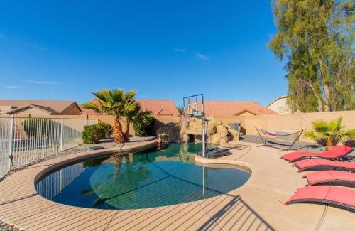 Tamaron Casa | Luxurious Casa Grande Family Retreat: 5 Bedrooms, Heated Salt water Pool, Mini Golf, and More! Ideal for Groups and Making Lasting Memories.