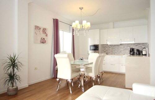 Armenime Villa | Estupendo Chalet para 6p., WiFi, piscina climatizada a 8 minutos de la playa