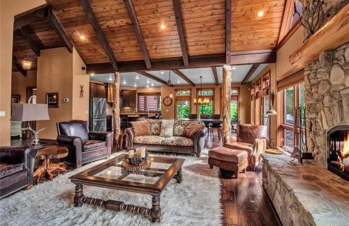 Ellicottville Casa | Luxurious Chalet! Hot-tub, Bonfire & Ideal Location for Skiing & Town