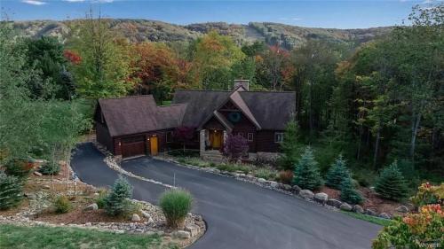 Ellicottville Casa | Luxurious Chalet! Hot-tub, Bonfire & Ideal Location for Skiing & Town