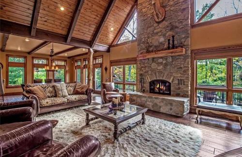 Ellicottville Casa | Luxurious Chalet! Hot-tub, Bonfire & Ideal Location for Skiing & Town