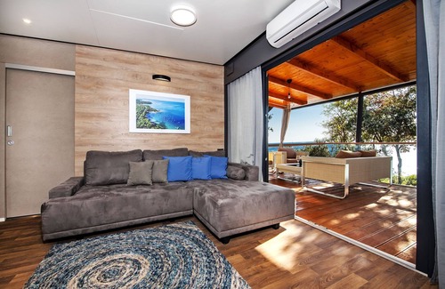 Bale Chalet De Esquí | Lujoso chalet con dos baños y hermosa vista al mar