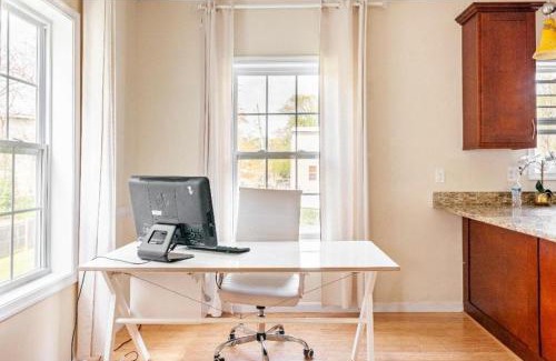 Northeast Cama Y Desayuno | Luxurious & Cheery Private Room in DC