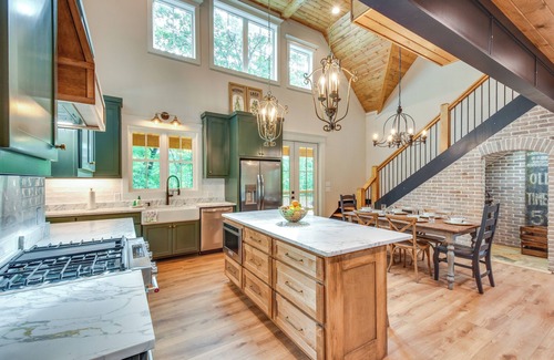 Clarkesville Cabina | Luxurious Clarkesville Cabin w/ Decks & Fire Pit