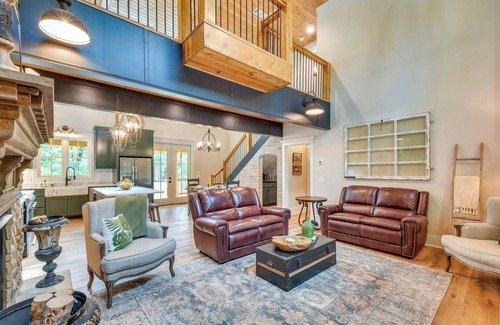 Clarkesville Cabina | Luxurious Clarkesville Cabin w/ Decks & Fire Pit