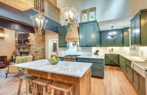 Clarkesville Cabina | Luxurious Clarkesville Cabin w/ Decks & Fire Pit
