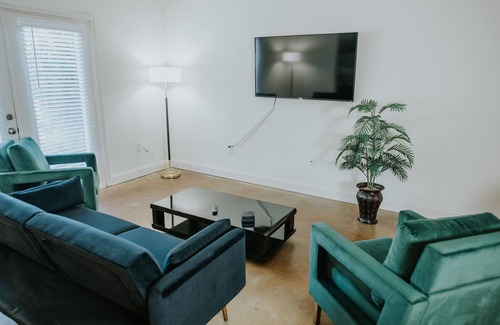 High Point Apartamento | ★Luxurious & Comfy ~ Serene Location ~ ♛Royal Beds