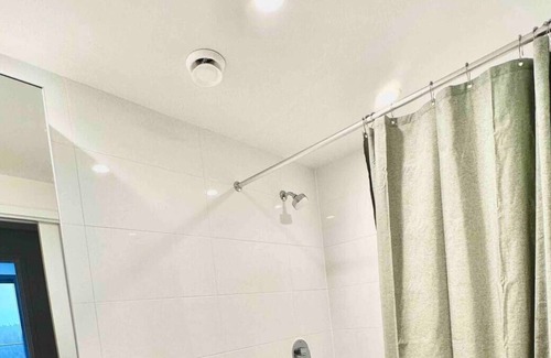 Burnaby Apartamento | Luxurious Condo by Skytrain