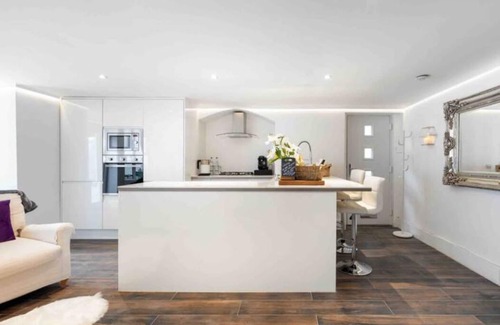 Redbridge Apartamento | Luxurious & Cosy, 1 Bedroom Apartment with Parking & Private Terrace