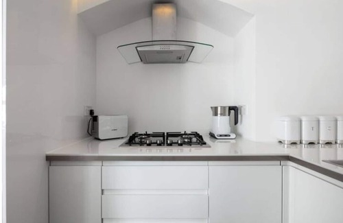 Redbridge Apartamento | Luxurious & Cosy, 1 Bedroom Apartment with Parking & Private Terrace