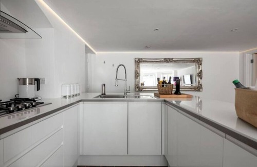 Redbridge Apartamento | Luxurious & Cosy, 1 Bedroom Apartment with Parking & Private Terrace