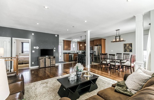 Sudbury Casa | Luxurious & Cosy Hill Top House with Hot Tub & Best Views of Sunset and City