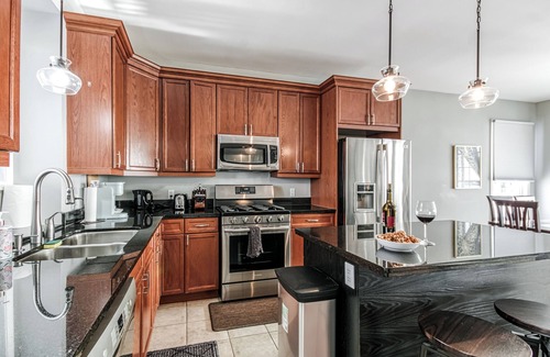 Sudbury Casa | Luxurious & Cosy Hill Top House with Hot Tub & Best Views of Sunset and City