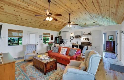 Fredericksburg Cabaña | Luxurious Cottage on 3-Acre's in Fred Wine Country!