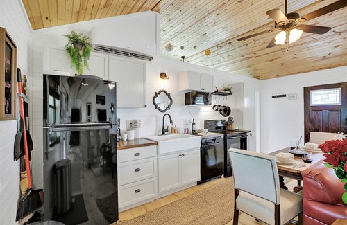 Fredericksburg Cabaña | Luxurious Cottage on 3-Acre's in Fred Wine Country!