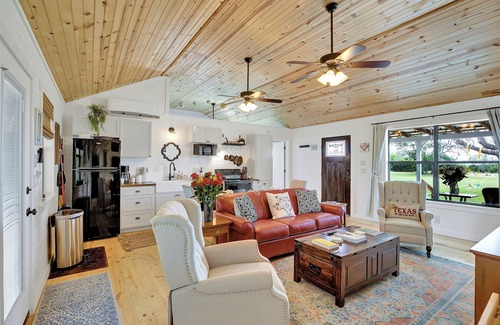 Fredericksburg Cabaña | Luxurious Cottage on 3-Acre's in Fred Wine Country!