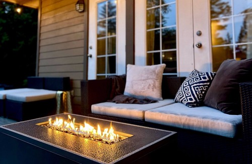 Port Moody Cabaña | Luxurious Cottage w. Hot Tub & Ocean Views