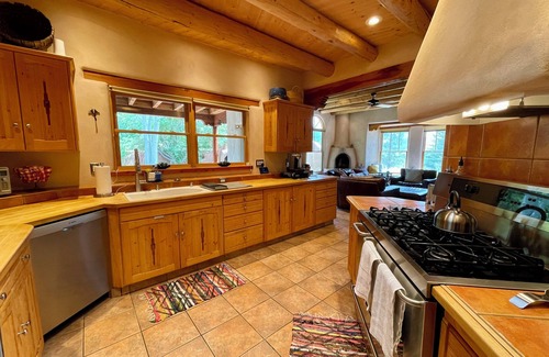 Arroyo Seco Casa | Luxurious & Cozy Modern Adobe Home. Taos at it's finest. Welcome to Dos Alamos!