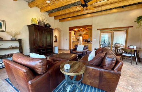 Arroyo Seco Casa | Luxurious & Cozy Modern Adobe Home. Taos at it's finest. Welcome to Dos Alamos!