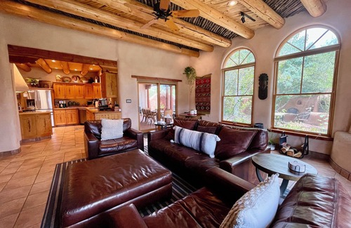 Arroyo Seco Casa | Luxurious & Cozy Modern Adobe Home. Taos at it's finest. Welcome to Dos Alamos!