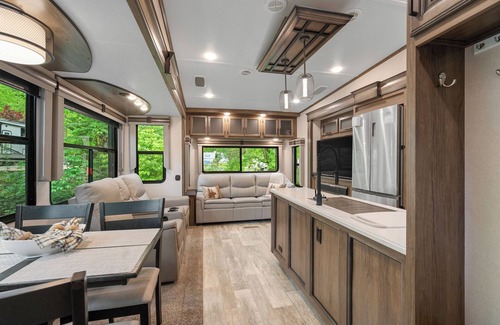Pittman Center Alquiler De RV | Luxurious Creekside Camper/RV in Gatlinburg, TN w/bunk room & fire pit.