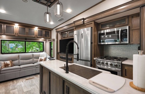 Pittman Center Alquiler De RV | Luxurious Creekside Camper/RV in Gatlinburg, TN w/bunk room & fire pit.