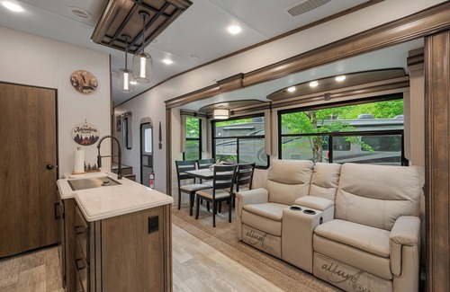 Pittman Center Alquiler De RV | Luxurious Creekside Camper/RV in Gatlinburg, TN w/bunk room & fire pit.